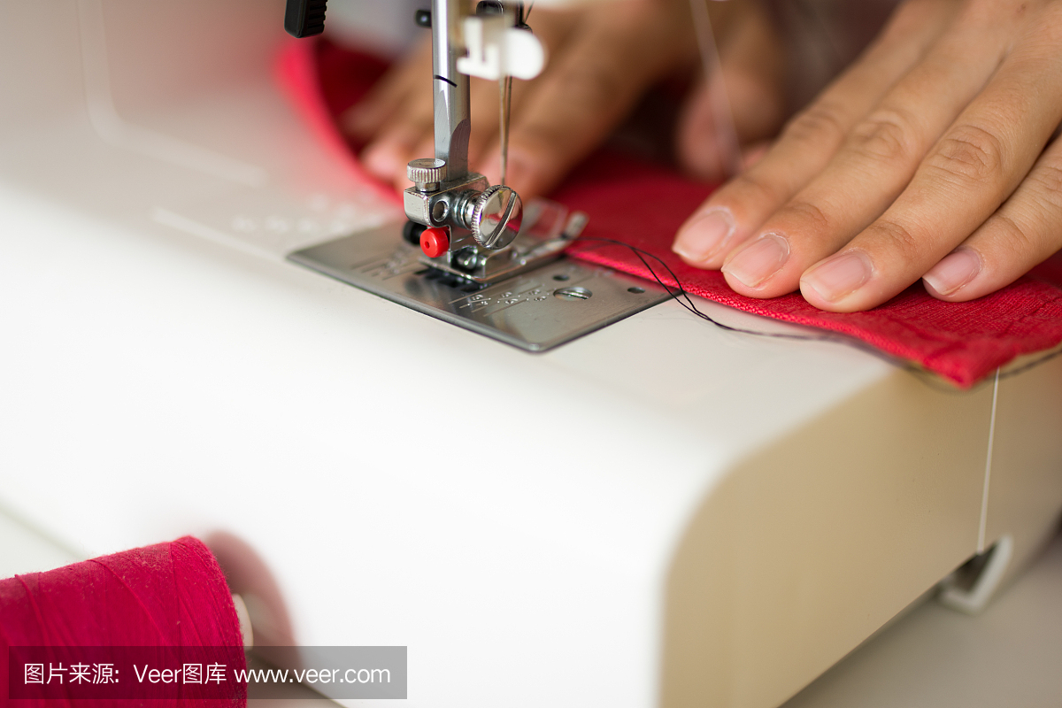缝纫过程-妇女的手在她的缝纫背后