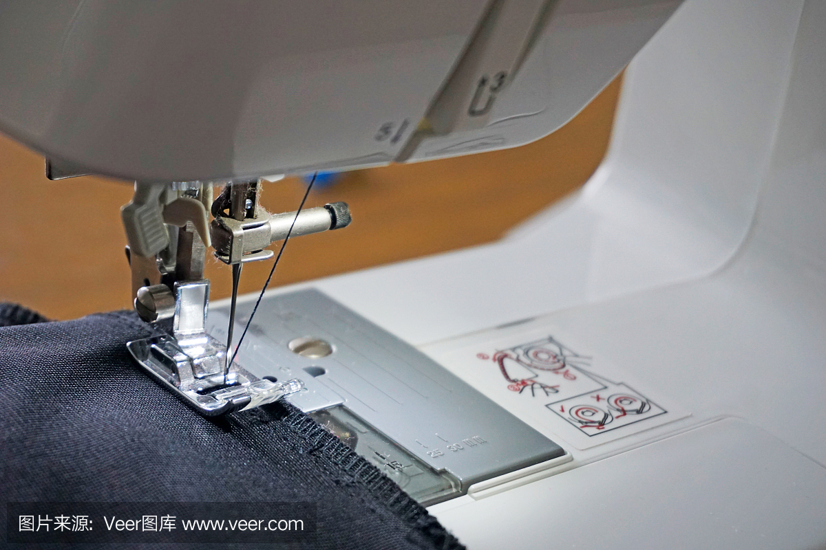 在缝纫机背景上缝制裤子的过程